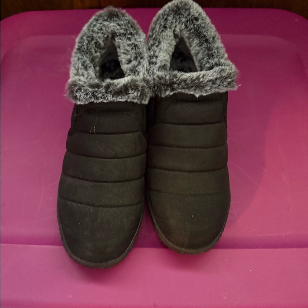 Minnetonka Black and Gray Cozy boots